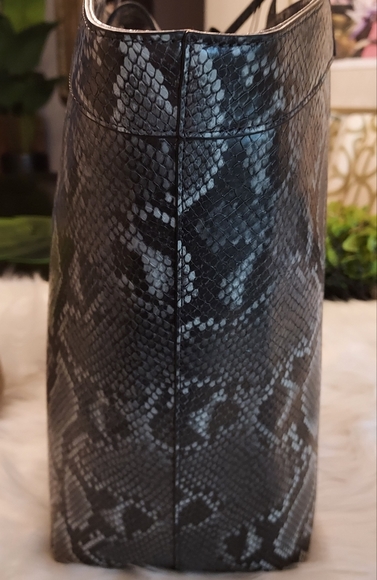 Sam Edelman: Malibu Grey Python Snake Print Bucket Bag: NWT. - Picture 9 of 10